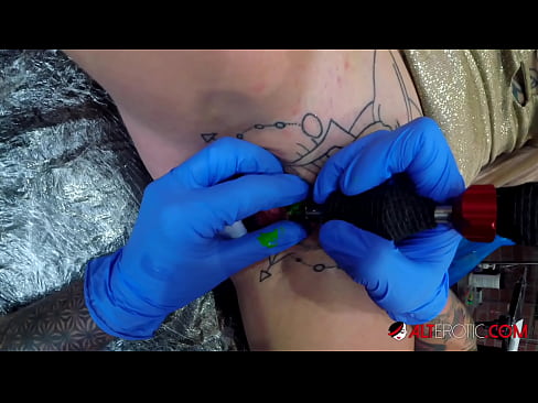 ❤️ Ҳоттии бениҳоят татуировкашуда Sully Savage дар клитори худ татуировка гирифт ☑ Видео мақъад дар tg.pornio.xyz ❤